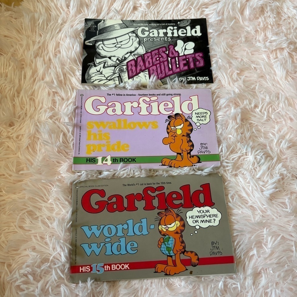 Garfield Comic Book Set Vintage Babes & Bullets Swallows His Pride World Wide